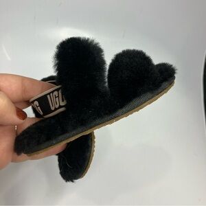 UGG Kids oh Yeah slides black & white size 6